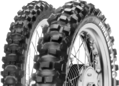 Grande plano da banda de rodagem Pirelli Scorpion XC Mid Hard 120/100-18 68 M Rear TT M/C MST